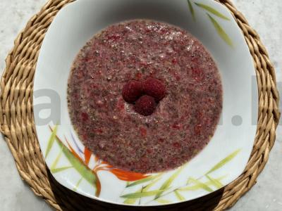 Lino košė vandenyje su avietėmis pagrindine nuotrauka