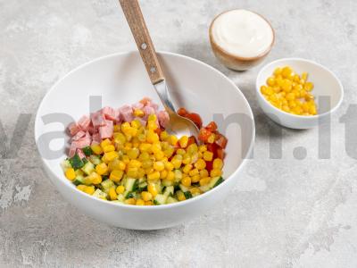 Salotas su kukurūzais, dešra ir agurkais Žingsnis 1
