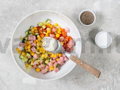 Salotas su kukurūzais, dešra ir agurkais Žingsnis 2