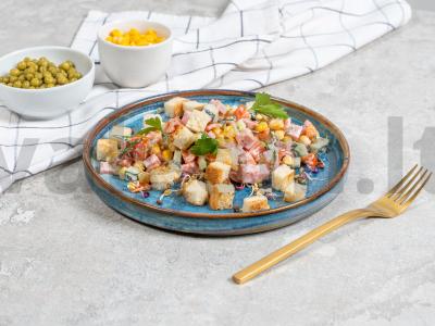 Salotas su kukurūzais, dešra ir agurkais pagrindine nuotrauka