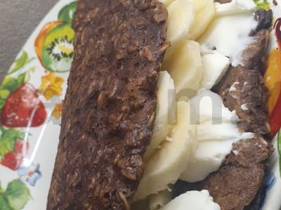 Šokoladinis avižų blynas su varškės sūrio ir banano įdaru pagrindine nuotrauka