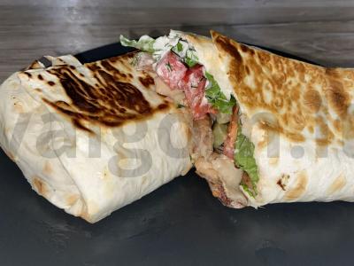 Greita šašlykinė su daržovėmis, salotomis ir padažais pagrindine nuotrauka