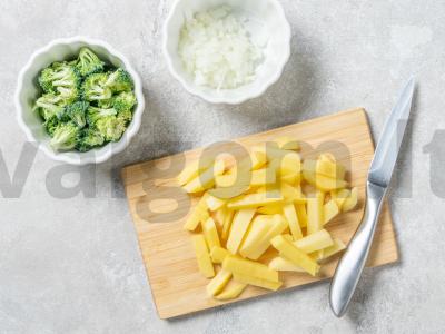 Sūrio sriuba su brokoliais ir kalakutienos kotletukais Žingsnis 1