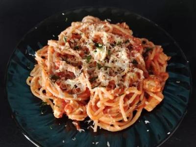 Makaronai su pomidorų padažu pagrindine nuotrauka