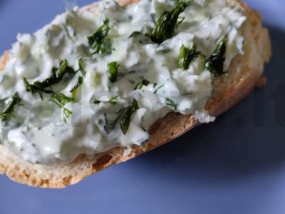 Varškės užtepas su marinuotais agurkais Žingsnis 4