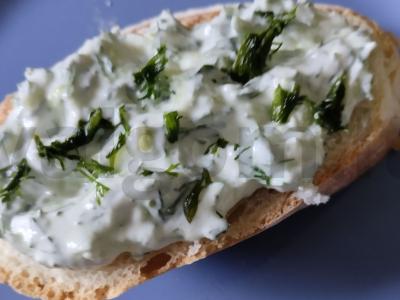 Varškės užtepas su marinuotais agurkais pagrindine nuotrauka