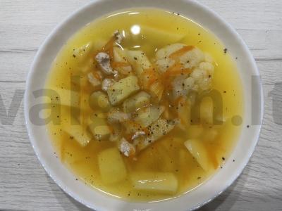 Lengvas kalakutienos ir žiedinių kopūstų sriuba pagrindine nuotrauka