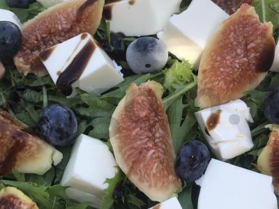 Salotos su figomis ir feta sūriu pagrindine nuotrauka