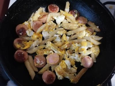 Makaronų ir dešrelių patiekalas pagrindine nuotrauka