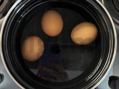 Krabų salotas su kiaušiniu ir ryžiais Žingsnis 1