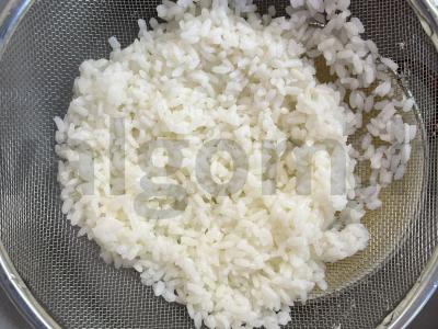 Krabų salotas su kiaušiniu ir ryžiais Žingsnis 2