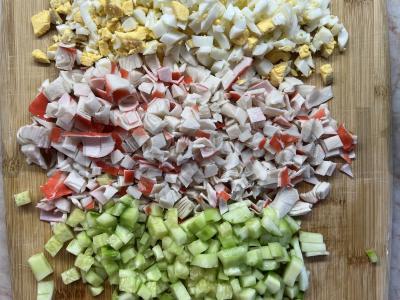 Krabų salotas su kiaušiniu ir ryžiais Žingsnis 4