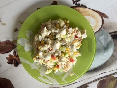 Krabų salotas su kiaušiniu ir ryžiais pagrindine nuotrauka