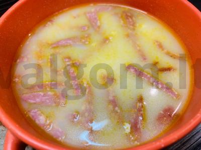 Grietininis rūkytas sriuba vištienos sultinyje pagrindine nuotrauka