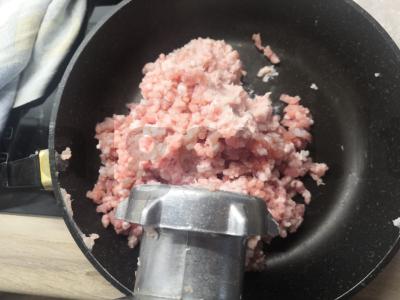 Namų faršo koldūnai su svogūnais ir česnaku Žingsnis 4