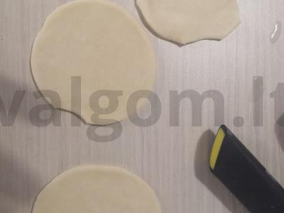 Namų faršo koldūnai su svogūnais ir česnaku Žingsnis 10