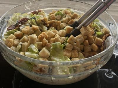 Salotas su bekonu ir sausainiais pagrindine nuotrauka