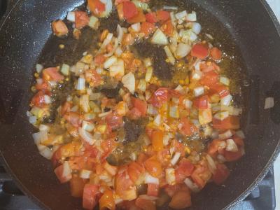 Sultinga shakšuka su pomidorais ir pomidorų pasta Žingsnis 1