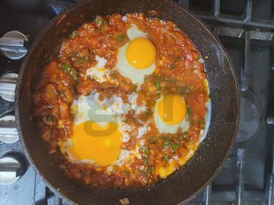 Sultinga shakšuka su pomidorais ir pomidorų pasta Žingsnis 3