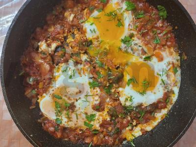 Sultinga shakšuka su pomidorais ir pomidorų pasta pagrindine nuotrauka