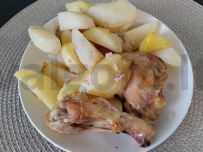 Orkaitėje kepta vištiena su bulvėmis pagrindine nuotrauka