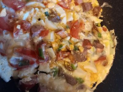 Daržovių ir dešros pica pyragas pagrindine nuotrauka