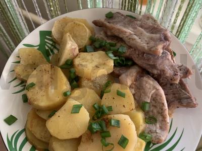 Bulvės su mėsa paprastai pagrindine nuotrauka