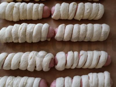 Pieninės dešrelės sluoksniuotame mieliniame tešloje Žingsnis 4