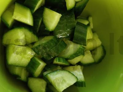 Agurkų salotas su žaliu svogūnu Žingsnis 2