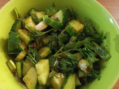 Agurkų salotas su žaliu svogūnu pagrindine nuotrauka