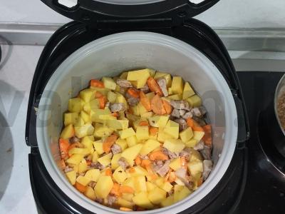 Troškinta kiauliena su bulvėmis lėtoje viryklėje Žingsnis 3