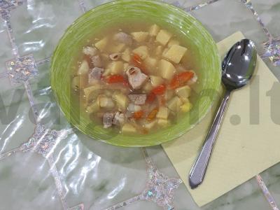 Troškinta kiauliena su bulvėmis lėtoje viryklėje pagrindine nuotrauka