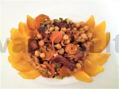 Neįprastas salotas su persimonu ir avinžirniais pagrindine nuotrauka