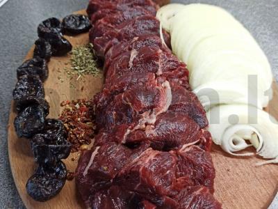 Troškinta jautiena su džiovintais abrikosais Žingsnis 1