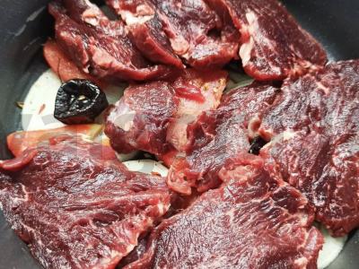 Troškinta jautiena su džiovintais abrikosais Žingsnis 3