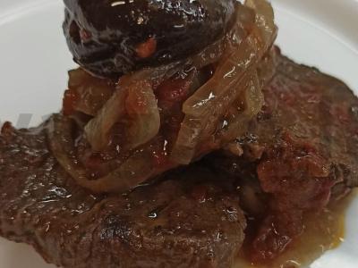 Troškinta jautiena su džiovintais abrikosais pagrindine nuotrauka