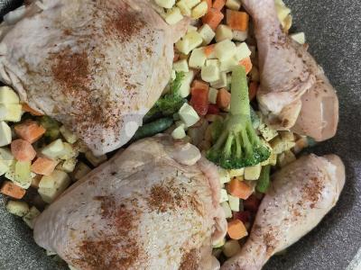 Vištienos šlaunelės su daržovėmis kaimišku stiliumi Žingsnis 1