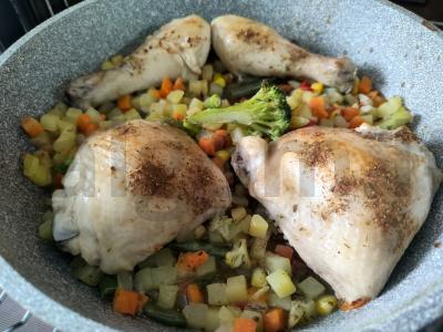 Vištienos šlaunelės su daržovėmis kaimišku stiliumi pagrindine nuotrauka