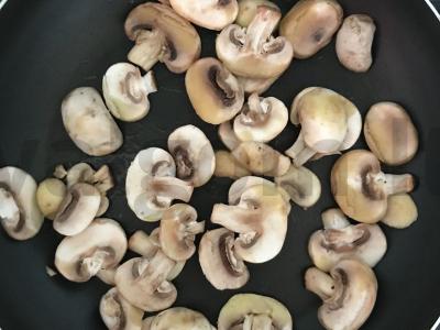 Rizoni su grybais sūrio padaže Žingsnis 1