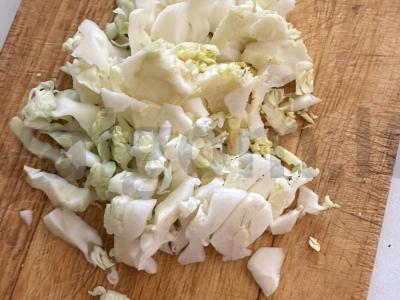 Šviežias salotas su krabų lazdelėmis ir mocarela Žingsnis 1