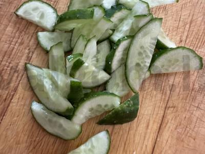 Šviežias salotas su krabų lazdelėmis ir mocarela Žingsnis 2