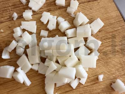 Šviežias salotas su krabų lazdelėmis ir mocarela Žingsnis 3