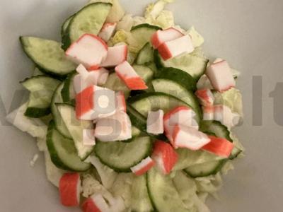 Šviežias salotas su krabų lazdelėmis ir mocarela Žingsnis 4