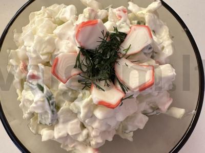 Šviežias salotas su krabų lazdelėmis ir mocarela pagrindine nuotrauka