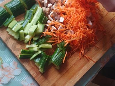 Funchosa su vištiena, pomidoru ir morkomis Žingsnis 2