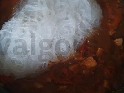 Funchosa su vištiena, pomidoru ir morkomis Žingsnis 3