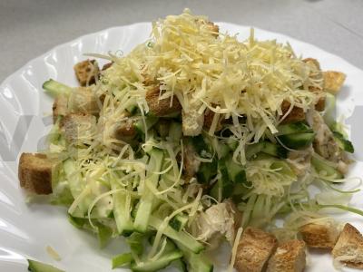 Cezario salotas su kopūstais, parmezano sūriu ir skrudintais duonos gabalėliais Žingsnis 6