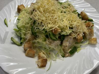 Cezario salotas su kopūstais, parmezano sūriu ir skrudintais duonos gabalėliais pagrindine nuotrauka