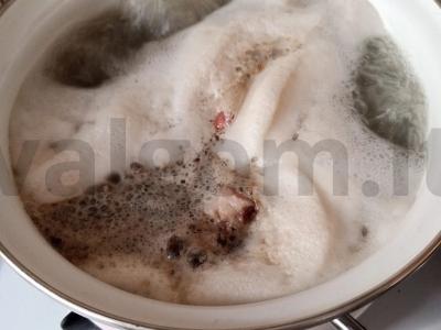 Skaidrus sultinys iš jautienos kaulo su mėsa Žingsnis 2