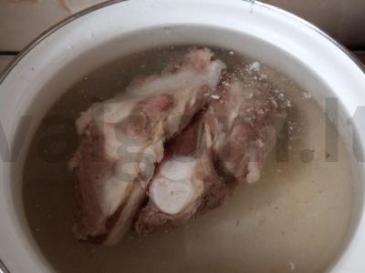 Skaidrus sultinys iš jautienos kaulo su mėsa Žingsnis 3